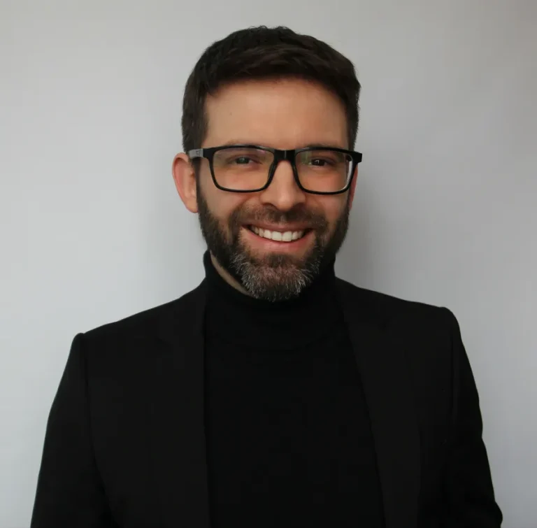 Retrato de Fernando Zambra, psicoterapeuta especializado en el tratamiento del trauma con EMDR y DBR